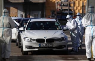 Zagreb: Tehničari građanima u automobilima na Velesajmu uzimaju briseve