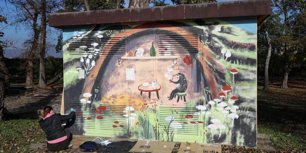 Zagreb: Umjetnica Lora Elezović na trafostanici na Bundeku izrađuje mural “Ježeva kućica”