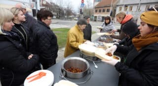 Duga Resa: Udruga Avadhuta podijelila stanovnicima besplatne vege obroke