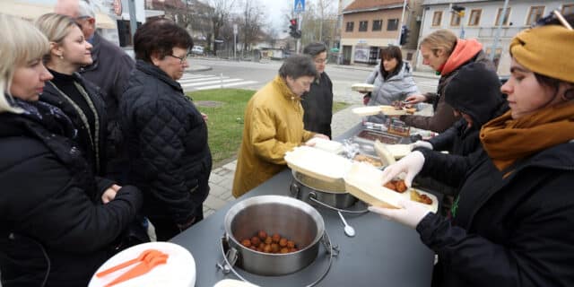 Duga Resa: Udruga Avadhuta podijelila stanovnicima besplatne vege obroke