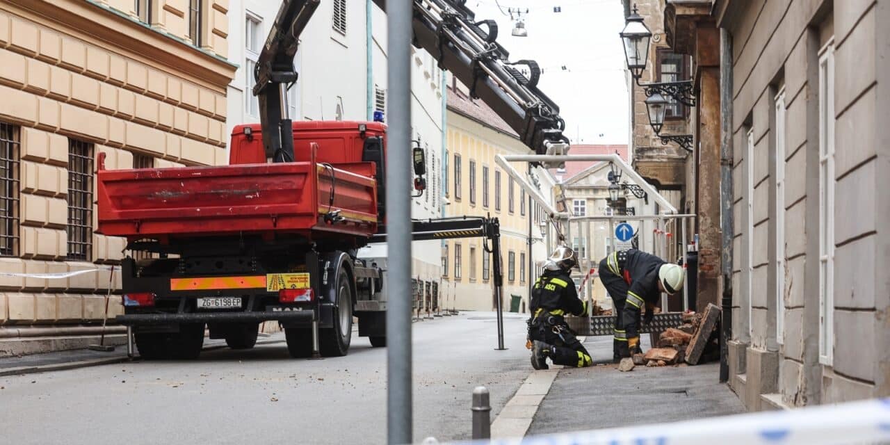 Zagreb: Vatrogasci uklanjaju opasne dimnjake i cigle u ulici Antuna Gustava Matoša