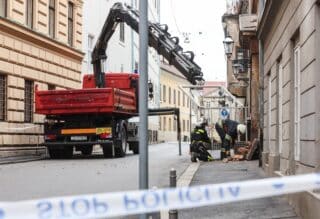Zagreb: Vatrogasci uklanjaju opasne dimnjake i cigle u ulici Antuna Gustava Matoša