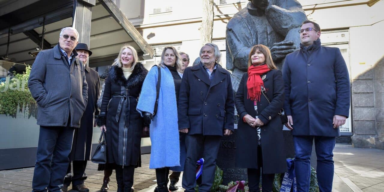 Položen vijenac na spomenik Nikole Tesle