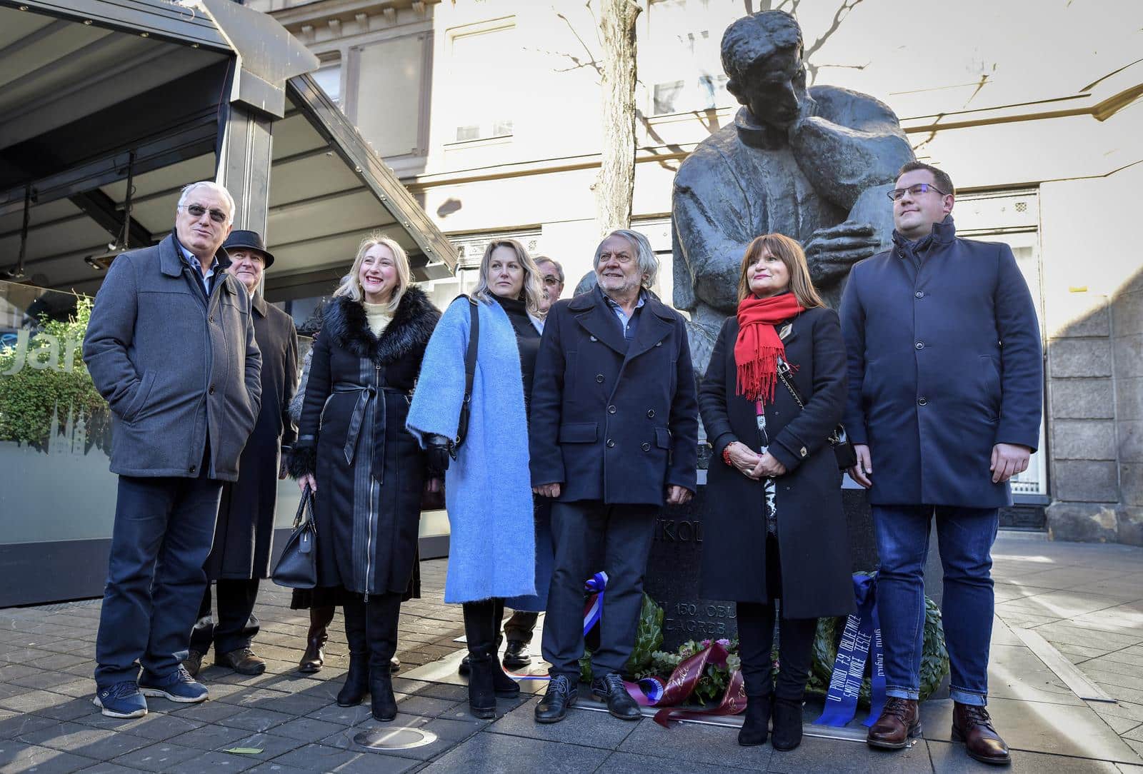 Položen vijenac na spomenik Nikole Tesle