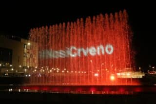 Zagrebačke fontane osvijetljene natpisom “NosiCrveno”