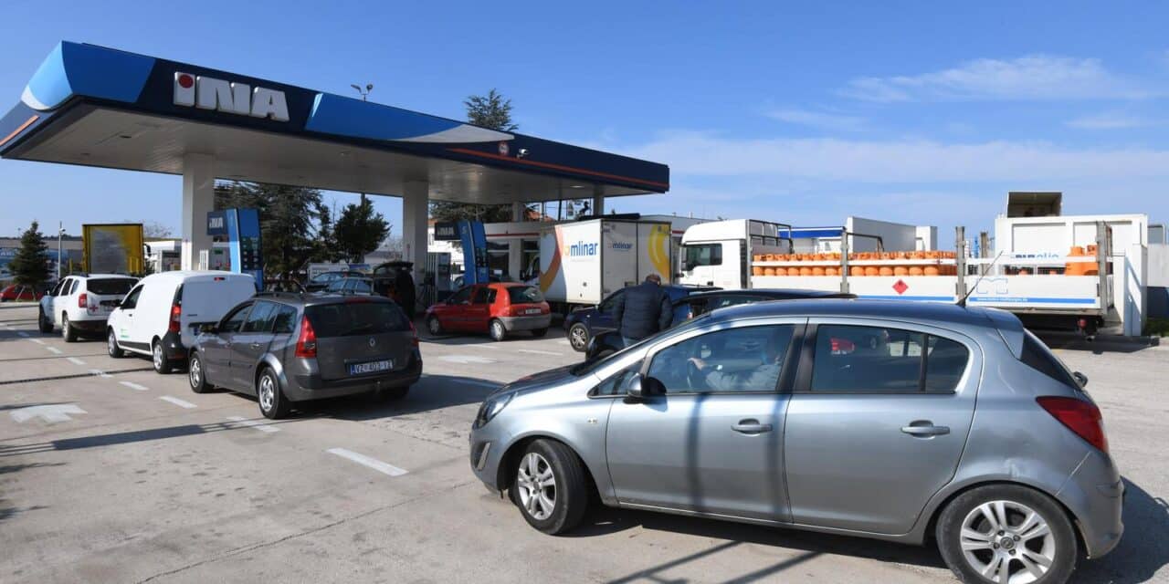 Gužve na benzinskim postajama zbog najavljenog poskupljenja naftnih derivata