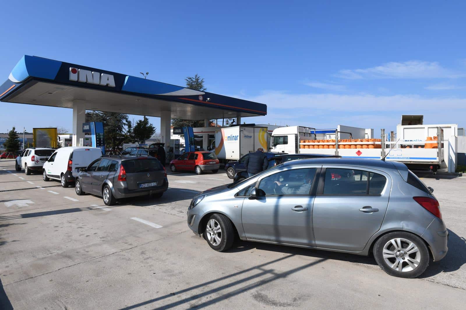 Gužve na benzinskim postajama zbog najavljenog poskupljenja naftnih derivata