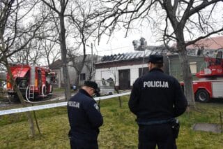 Slavonski Brod: Vatrogasci gase požar na obiteljskoj kući u naselju Podvinje