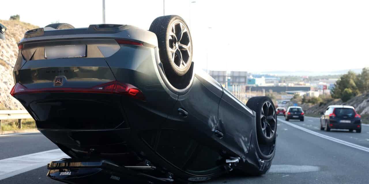 Prometna nesreća u blizini Šibenika, automobil završio na krovu
