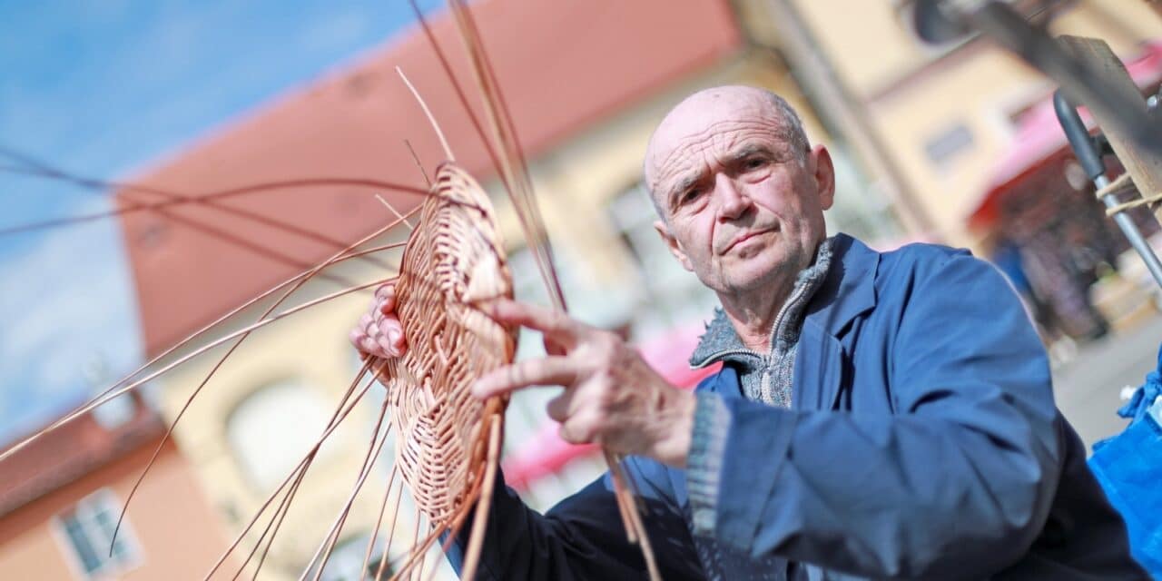 Zagreb: Kad se tržnica Dolac isprazni Ivo Dubravac ostaje i izrađuje pletačke proizvode