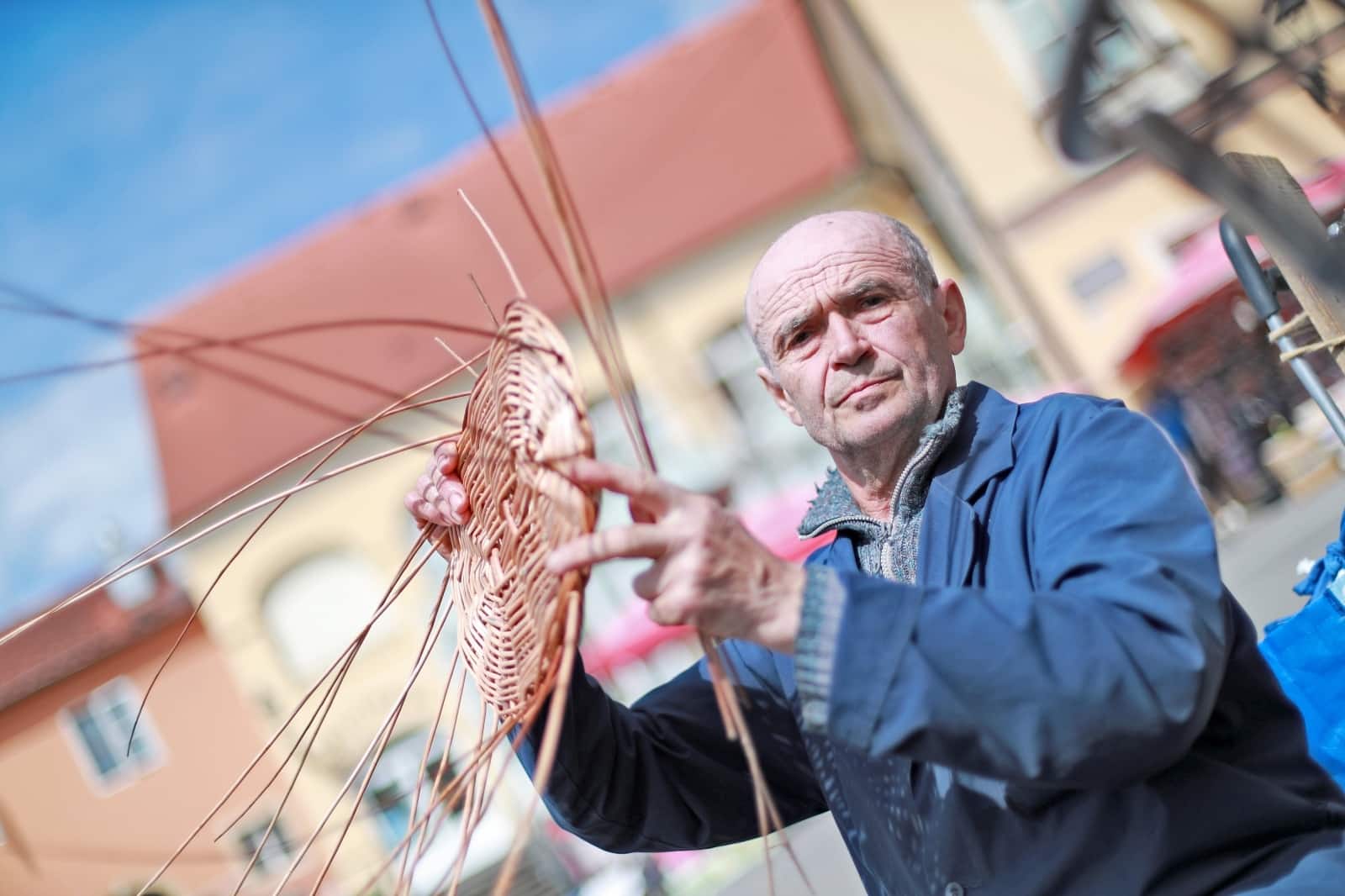 Zagreb: Kad se tržnica Dolac isprazni Ivo Dubravac ostaje i izrađuje pletačke proizvode