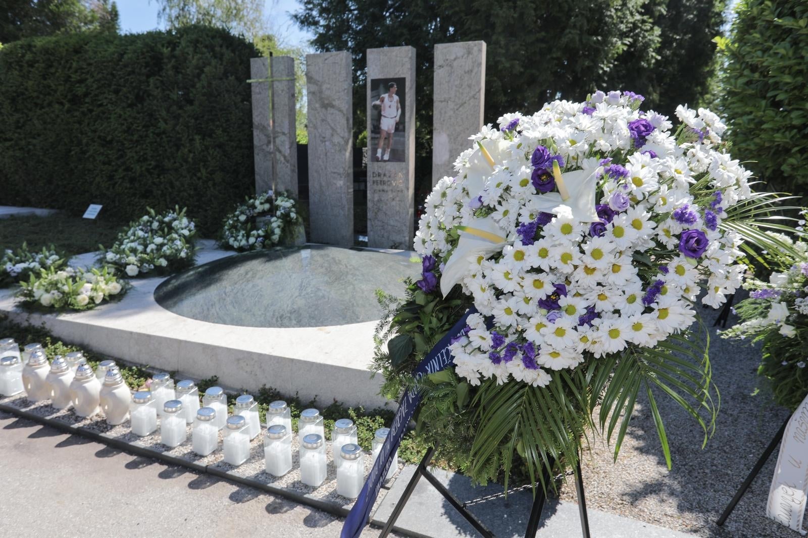 Zagreb: Olivera Majić položila vijenac na grob Dražena Petrovića
