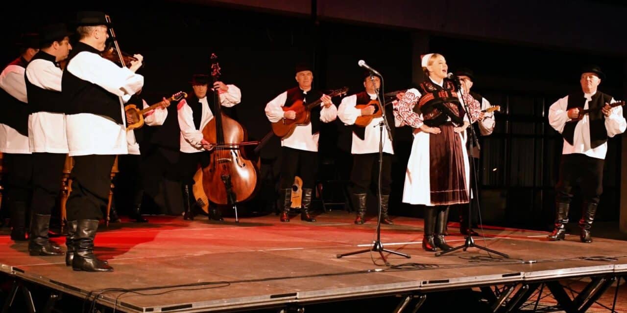 Slavonski Brod: Orkestar i soliisti ansambla Lado nastupili na Brodskom glazbenom ljetu