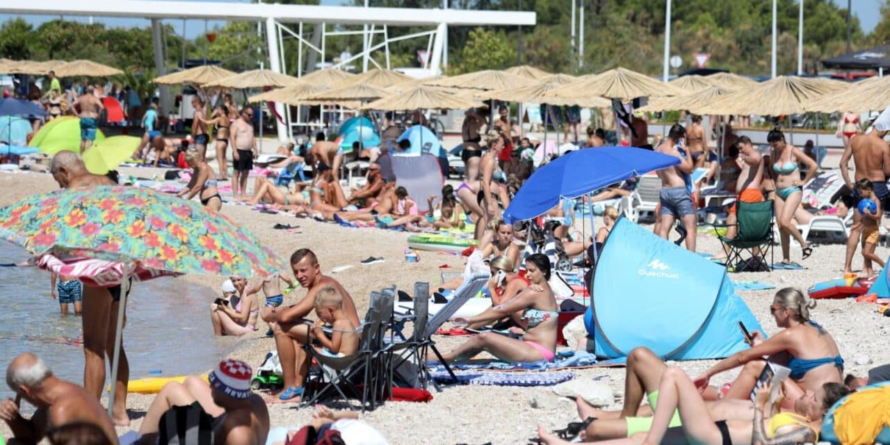 Velika gužva na plaži u Brodarici