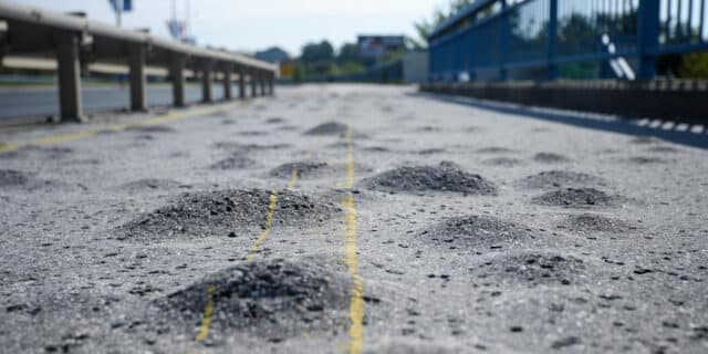Zagreb: Nogostup i biciklistička staza na Domovinskom mostu prepune su kvrga