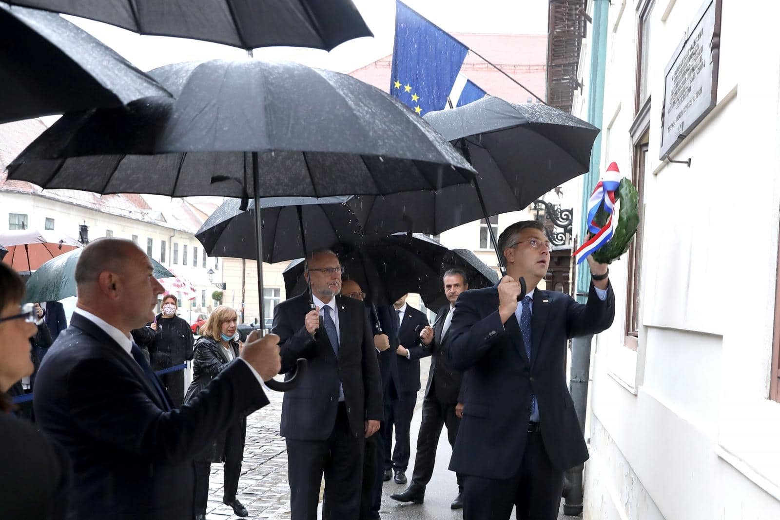 Zagreb: Plenković položio lovorov vijenac na spomen-ploču na 29. obljetnicu raketiranja Banskih dvora
