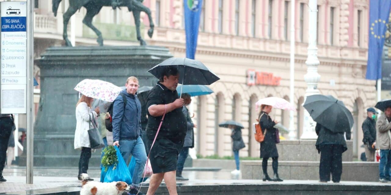 Zagreb: Muškarac u natikačama po kiši prošetao svog ljubimca