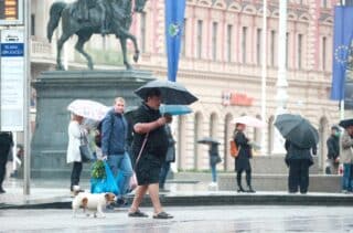 Zagreb: Muškarac u natikačama po kiši prošetao svog ljubimca