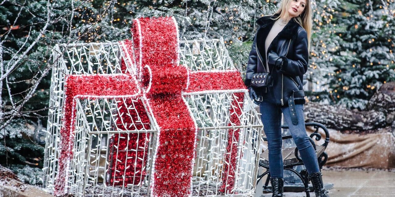 Zagreb: Prolaznici se naslikavaju uz božićno ukrašene dijelove u centru grada