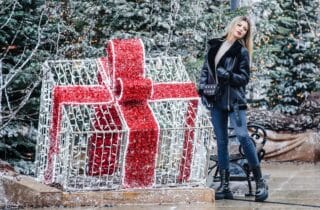 Zagreb: Prolaznici se naslikavaju uz božićno ukrašene dijelove u centru grada