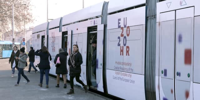 Zagreb: Tramvaj u bojama predsjedanja Hrvatske Vijećem EU-a