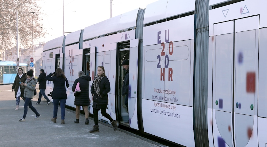 Zagreb: Tramvaj u bojama predsjedanja Hrvatske Vijećem EU-a
