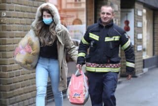 Zagreb: Vatrogasac je pohitao u pomoć mladoj dami koja je nosila teške vrećice