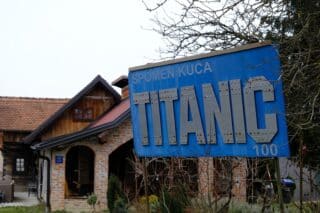 Spomen kuća Titanic u Bratini nedaleko Zagreba