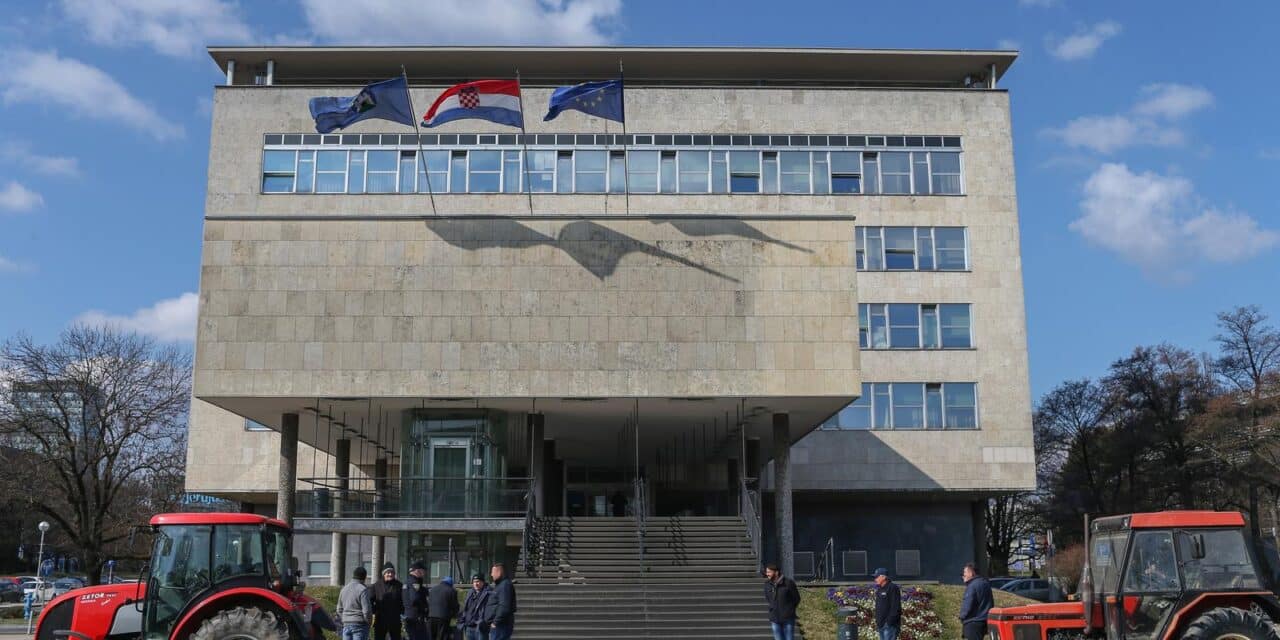 Nezadovoljni Jakuševčani traktorima došli pred Gradsko poglavarstvo kako bi Tomaševiću uručili poziv da dođe na Jakuševac i objasni im svoj plan gospodarenja otpadom