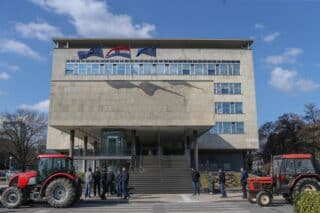 Nezadovoljni Jakuševčani traktorima došli pred Gradsko poglavarstvo kako bi Tomaševiću uručili poziv da dođe na Jakuševac i objasni im svoj plan gospodarenja otpadom