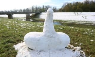 Na ulasku u Draganić osvanula zanimljiva snježna skulptura