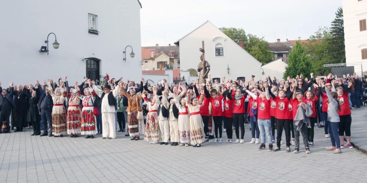 Sisak: Snimljena milenijsko fotografija povodom obiljetnice rođenja Alojzija Stepinca