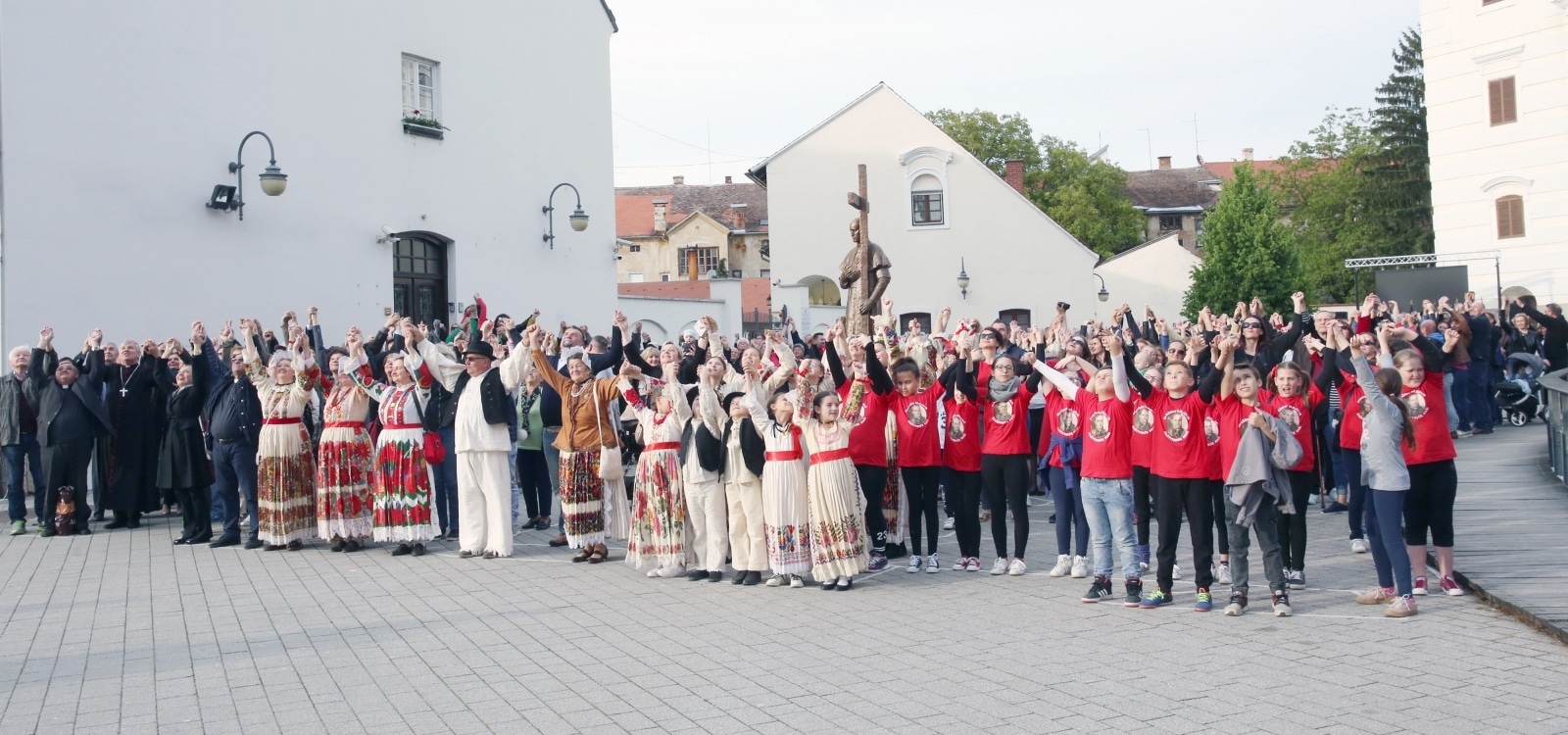 Sisak: Snimljena milenijsko fotografija povodom obiljetnice rođenja Alojzija Stepinca