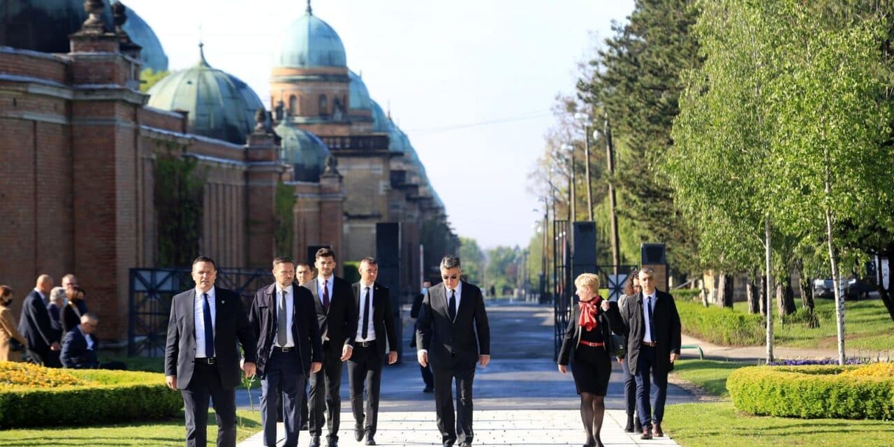 Predsjednik Milanović položenio je vijenac na Mirogoju povodom Dana oslobođenja Zagreba