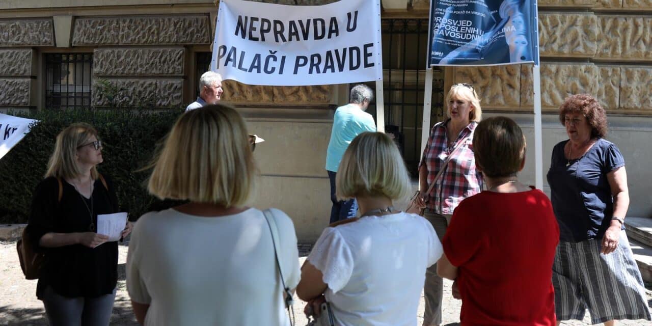 Šibenik: Zaposleni u pravosuđu prosvjeduju ispred zgrade suda