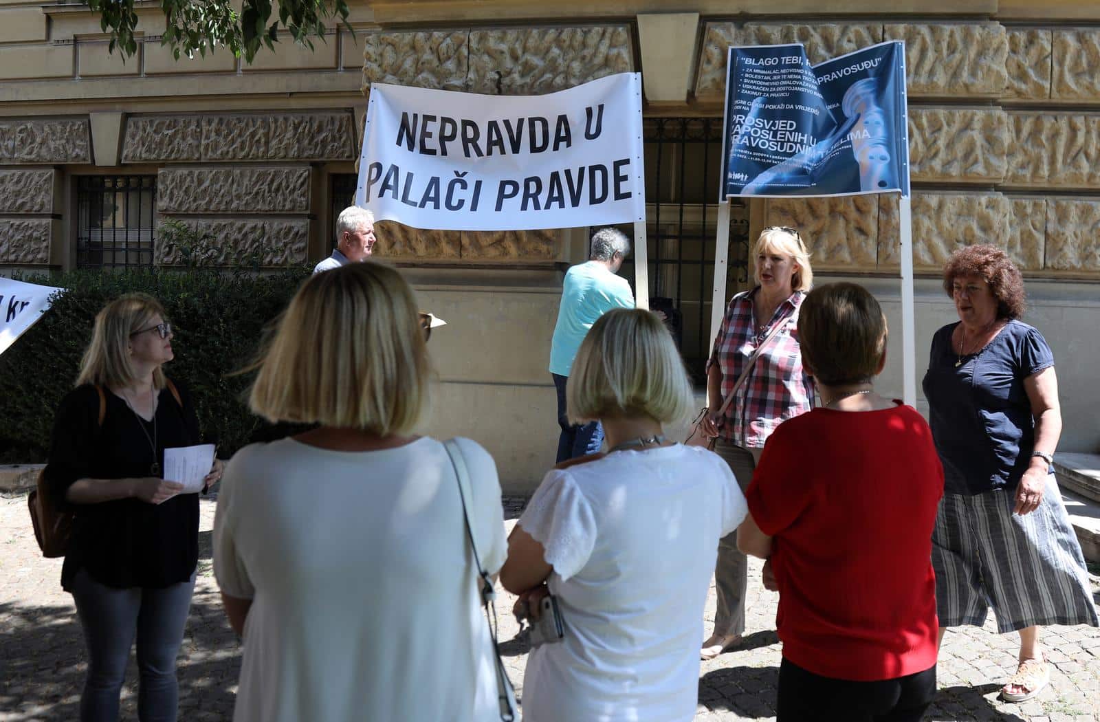 Šibenik: Zaposleni u pravosuđu prosvjeduju ispred zgrade suda