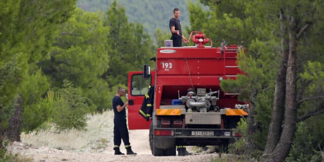 Kanader se bori s požarom na nepristupačnom terenu pored Skradina