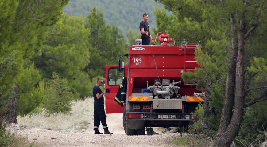 Kanader se bori s požarom na nepristupačnom terenu pored Skradina