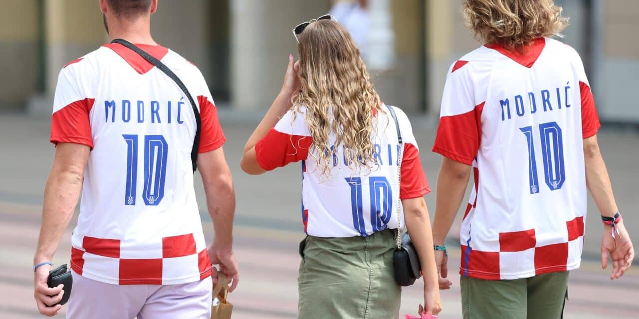 Zagreb: Modrićevi navijači prošetali centrom grada