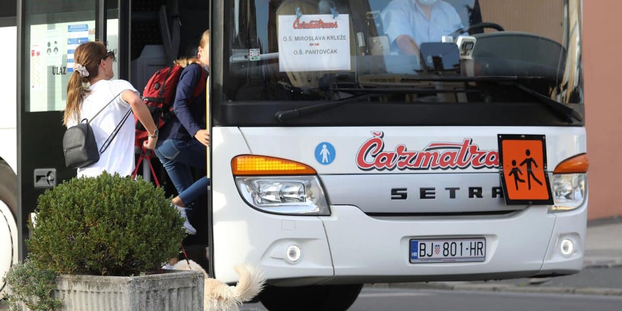 Zagreb: Učenici OŠ Miroslav Krleža odlaze autobusom u zamjensku školu na Pantovčak