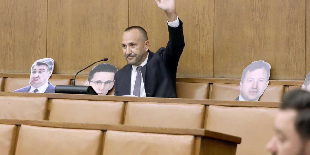 Zagreb: Hrvoje Zekanović na sjednicu Antikorupcijskog vijeća stigao sa kartonskim likovima Petrova, Panenića, Milanovića i Dobrovića