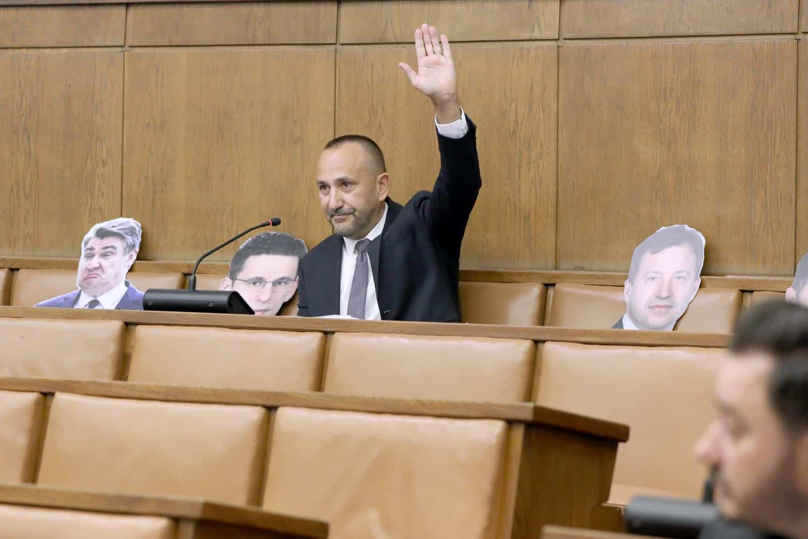 Zagreb: Hrvoje Zekanović na sjednicu Antikorupcijskog vijeća stigao sa kartonskim likovima Petrova, Panenića, Milanovića i Dobrovića