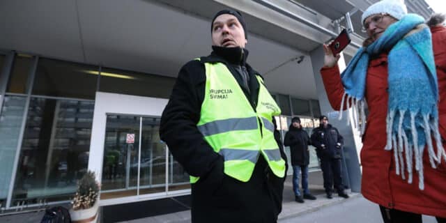Zagreb: Dario Juričan ispred Holdinga pozdravljao zaposlenike i obratio se medijima