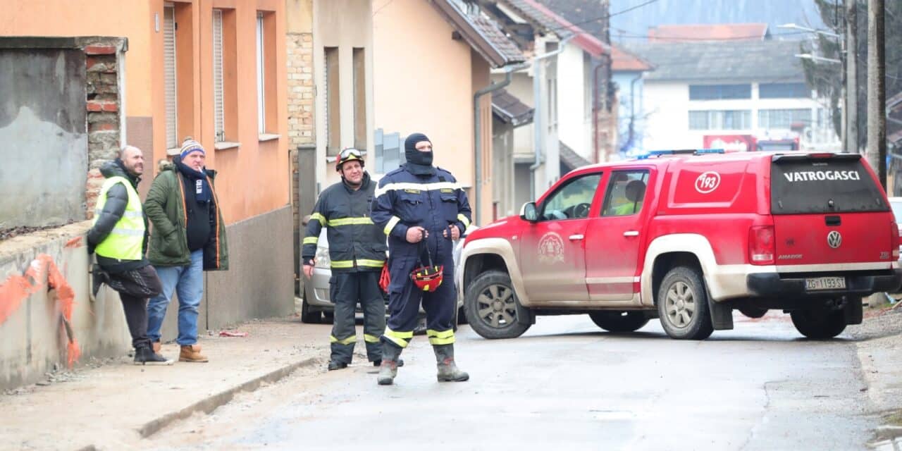 Petrinja: Vatrogasci pokušavaju doći do oštećene cijevi i zautsaviti curenje vode
