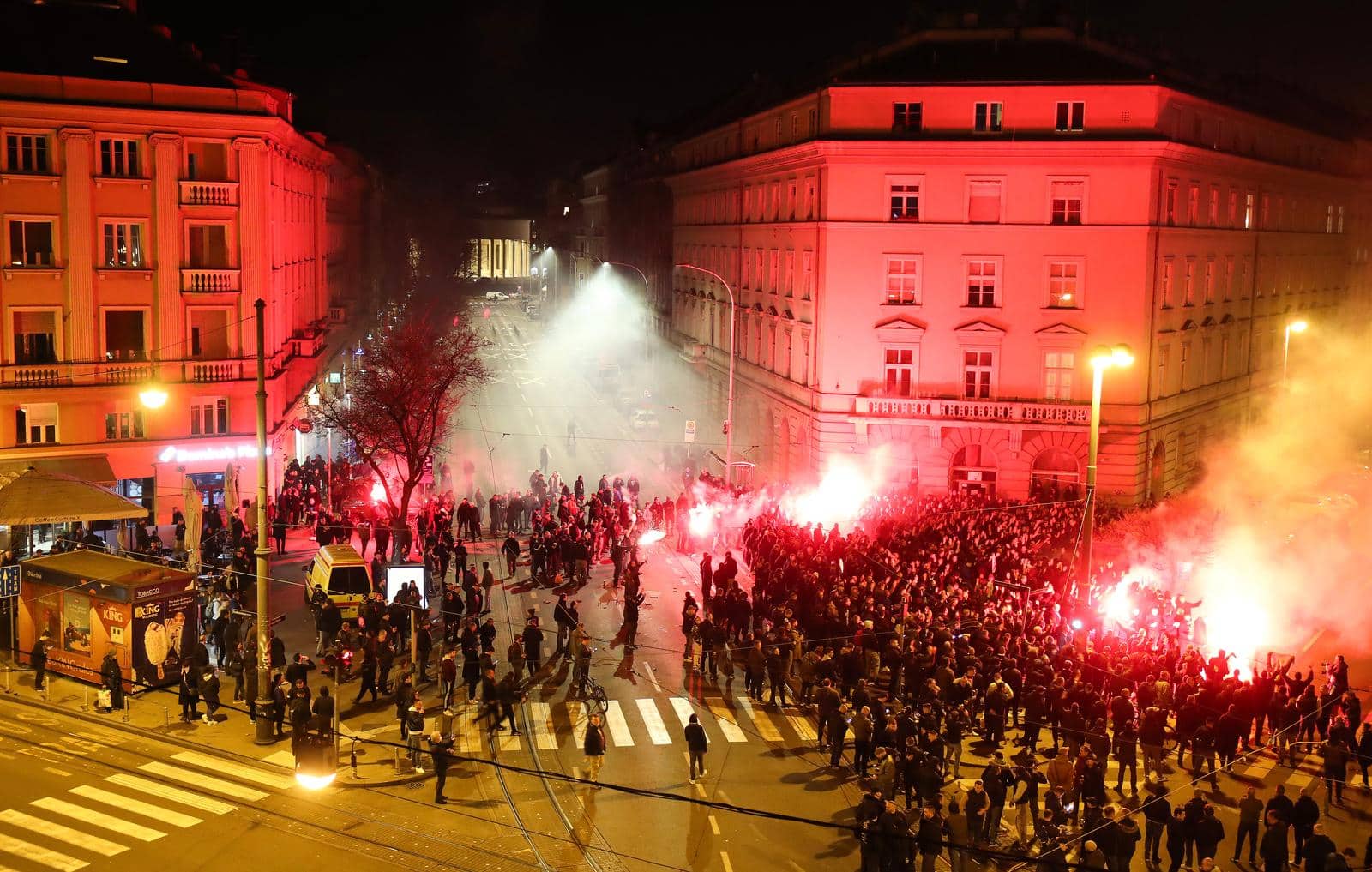 Zagreb: Pogled s balkona zgrade na bakljadu Bad Blue Boysa