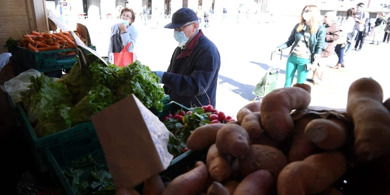 Zagreb: Građani na tržnici Dolac poštuju uvedene sigurnosne mjere