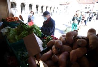 Zagreb: Građani na tržnici Dolac poštuju uvedene sigurnosne mjere