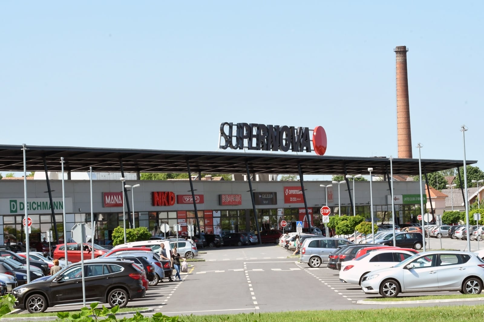 Sisak: Uobičajena gužva pred trgovačkim centrima uoči neradne nedjelje