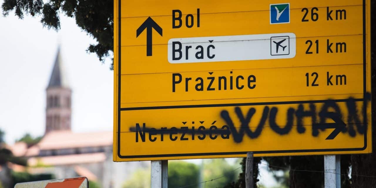 Putokaz za Nerežišća sprejom prepravljena u putokaz za Wuhan