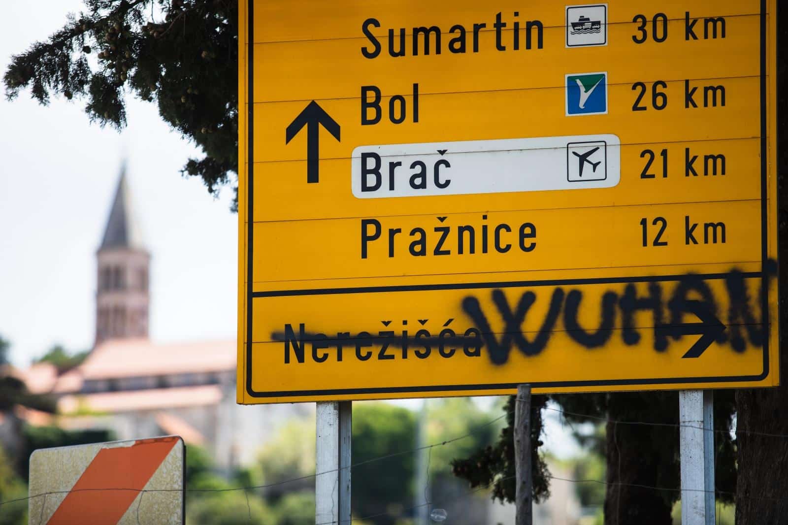 Putokaz za Nerežišća sprejom prepravljena u putokaz za Wuhan